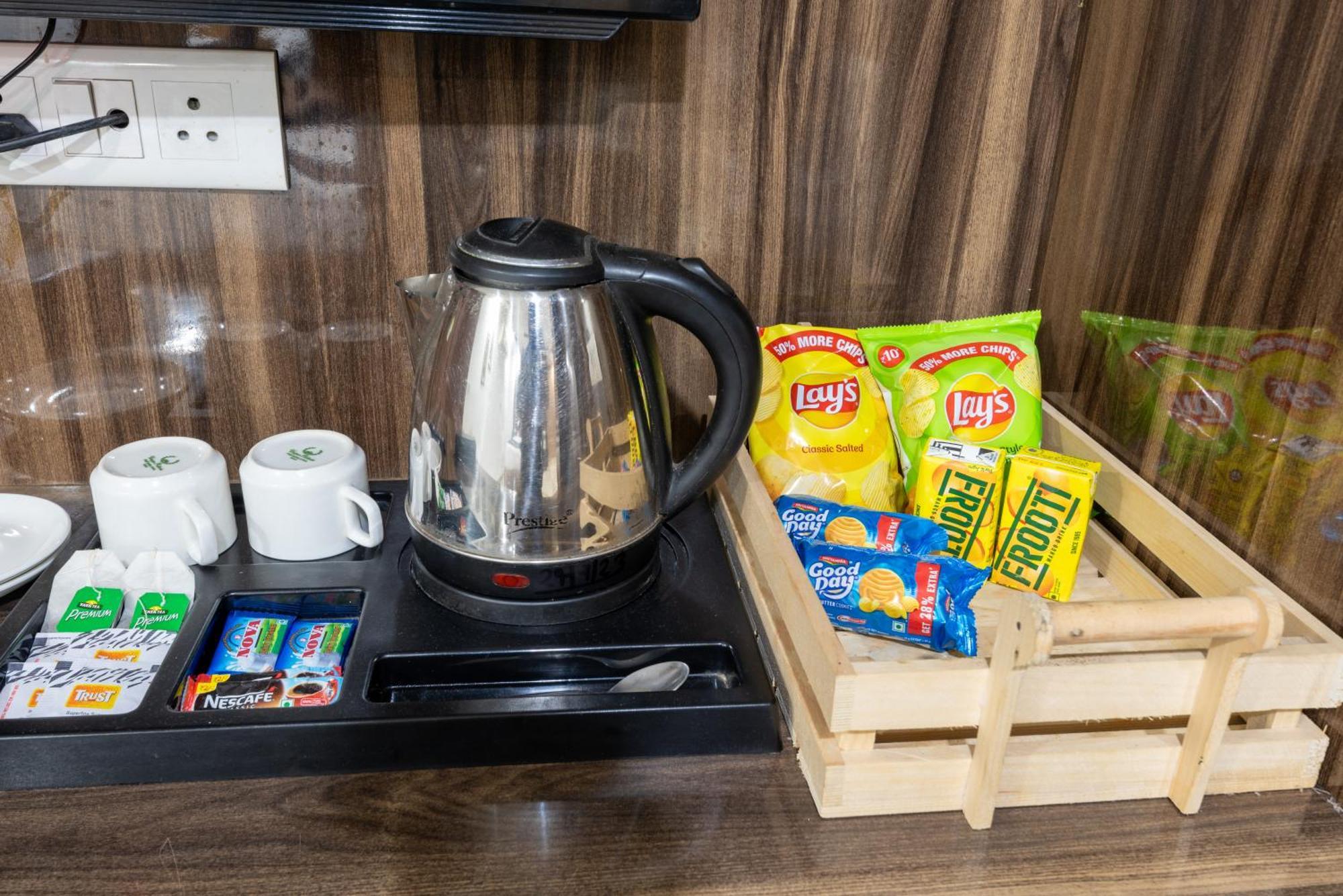 Hotel Royal Inn Igi New Delhi Bagian luar foto