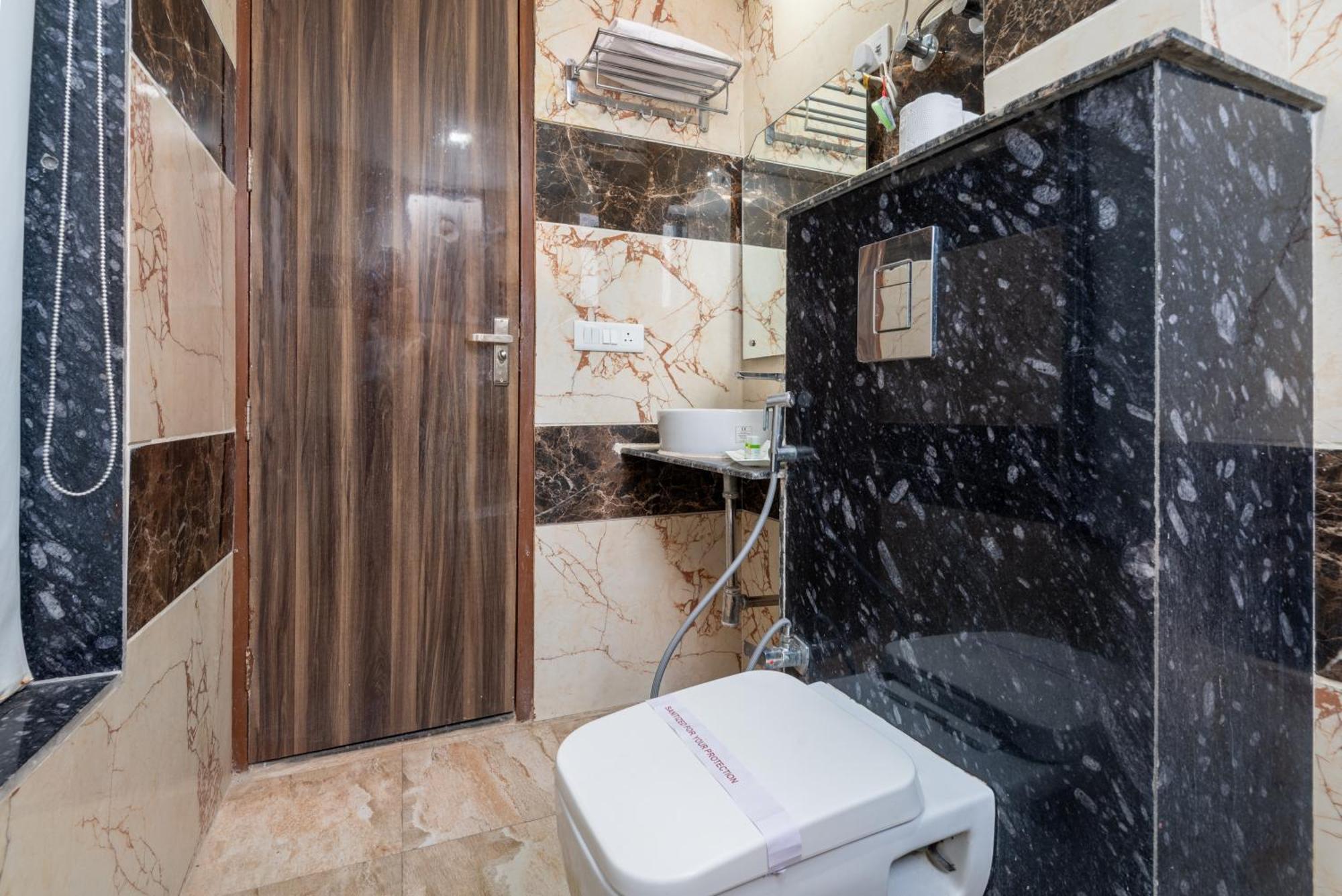Hotel Royal Inn Igi New Delhi Bagian luar foto