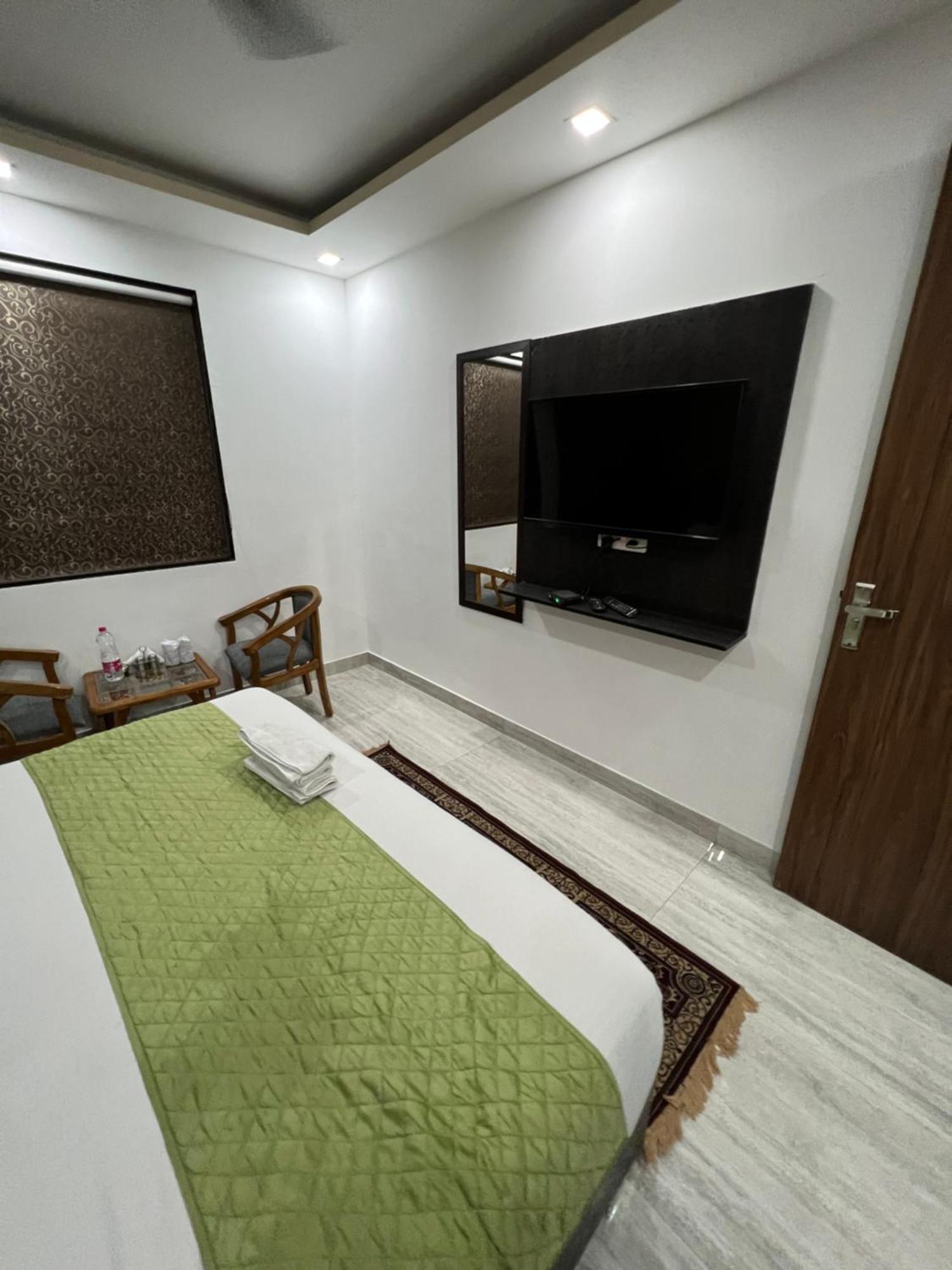 Hotel Royal Inn Igi New Delhi Bagian luar foto