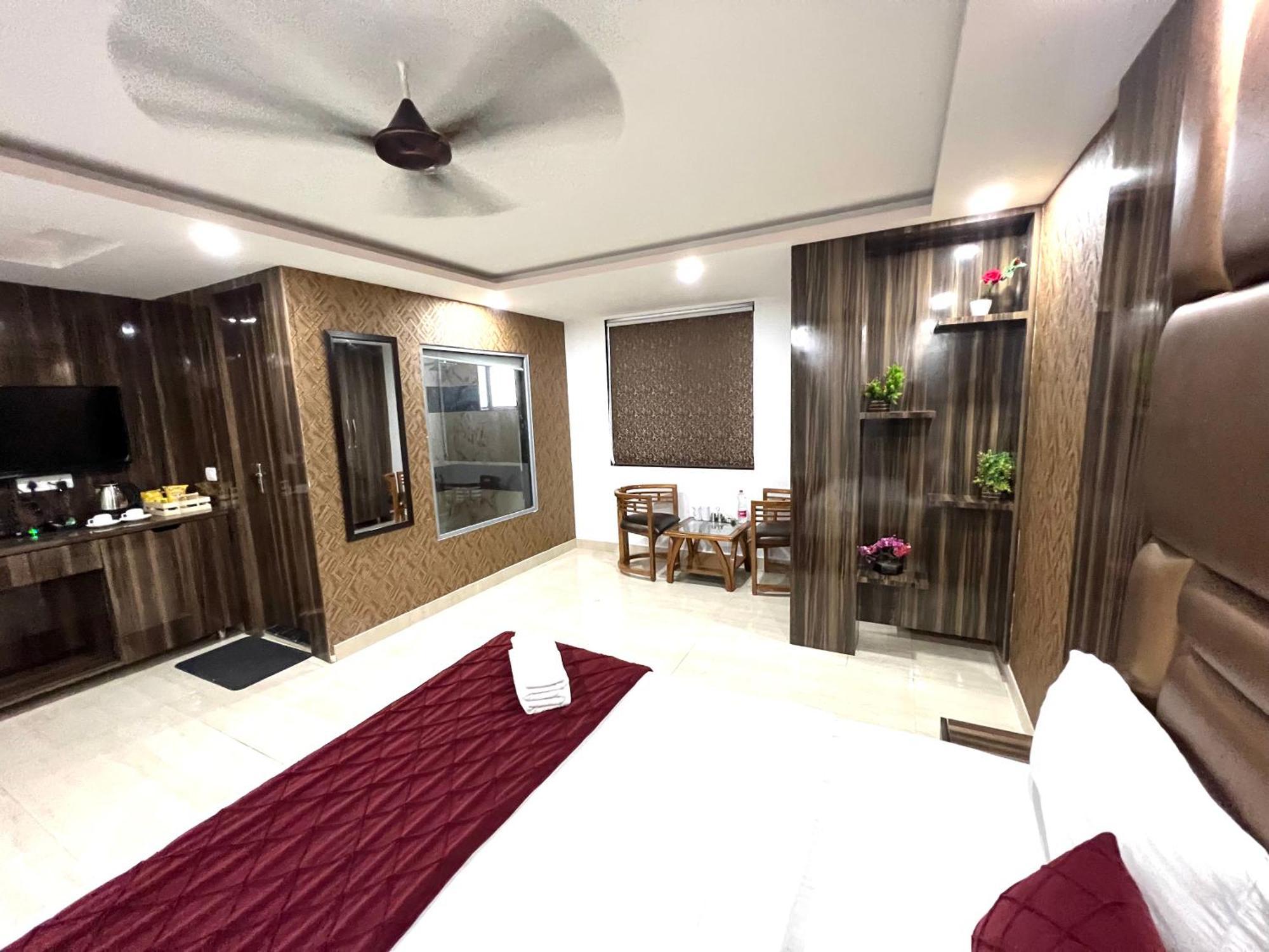 Hotel Royal Inn Igi New Delhi Bagian luar foto